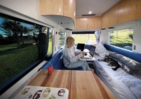 La réalisatrice Janie Gaumond-Brunet est devenue une nomade numérique. Grâce à une connexion StarLink et un ordinateur, son autocaravane devient son bureau. - Camping Caravaning