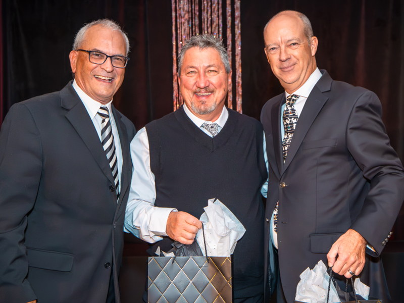 Yves Vermette (vice-président FQCC), Gaétan Hébert (18 ans), Alain Boyer (président FQCC- 18 ans) - Magazine Camping Caravaning