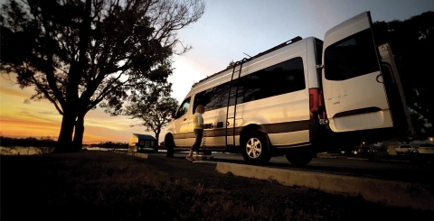 Le couple a pris possession en 2022 d’une autocaravane Mercedes-Benz aménagée par l’entreprise magogoise CosyRoad. - Camping Caravaning