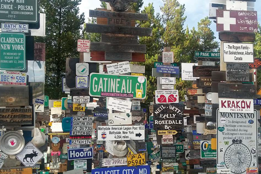 La Sign Post Forest à Watson Lake compte 90 000 panneaux de toutes sortes sur un peu plus de deux hectares. - Camping Caravaning