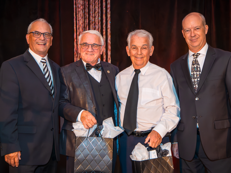Yves Vermette (vice-président FQCC),  Yvon Gilbert (14 ans), Jacques Lehoux (14 ans), Alain Boyer (président FQCC) - Magazine Camping Caravaning