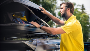 Équipement de camping, de pêche, de randonnée: tout dans le porte-bagages de l’auto