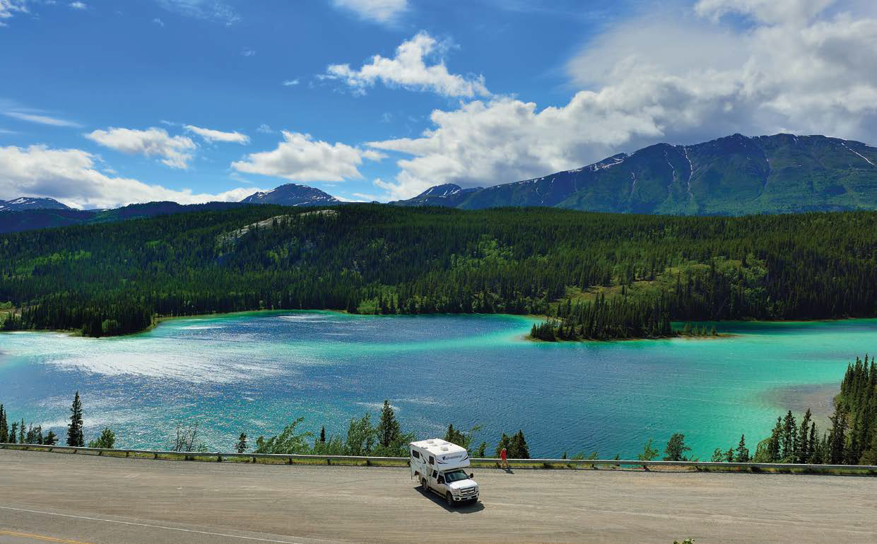 Le lac Émeraude possède des eaux turquoise qui miroitent au soleil. - Camping Caravaning