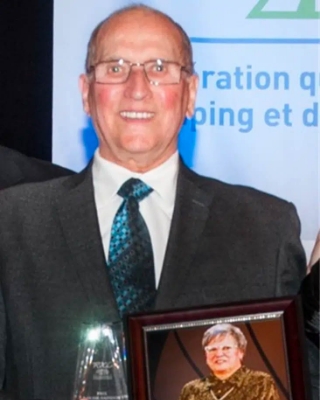 2013 - Denyse Bouchard (son conjoitn Gérald reçoit le prix à titre posthume) - Camping Caravaning