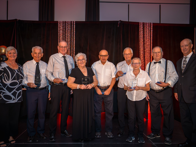 Francine Nault (ex-secrétaire FQCC),Prix Rhéaume-Boivin 2e place - ARCC Chaudière-Appalaches - Jacques Lehoux (administrateur), Gilles Lessard (trésorier), Gaétane Nolet (présidente), Michel Ouellet (secrétaire), Gaétan Pouliot (vice-président),Ghislaine Beaulieu (administratrice), Réjean St-Hilaire (administrateur), Alain Boyer (président FQCC) - Magazine Camping Caravaning