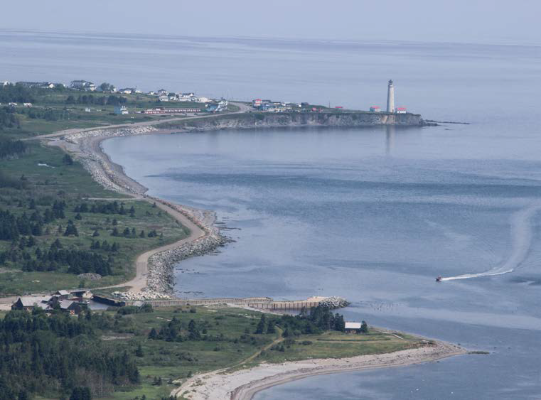 La tour d’observation du mont Saint-Alban permet d’apercevoir au loin le phare de Cap-des-Rosiers, le plus haut au Canada. - Camping Caravaning