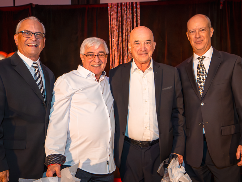 Yves Vermette (vice-président FQCC), Jean-Pierre Parenteau (trésorier FQCC - 22 ans), Alain Proulx (22 ans), Alain Boyer (président FQCC) - Magazine Camping Caravaning