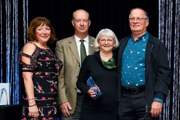 De gauche à droite, Johanne Grenier (présidente du conseil d’administration de la FQCC), Alain Boyer (vice-président du conseil d’administration de la FQCC), Sylvie Dion-Raymond, Gilles Raymond (conjoint de Mme Dion-Raymond).  - Camping Caravaning