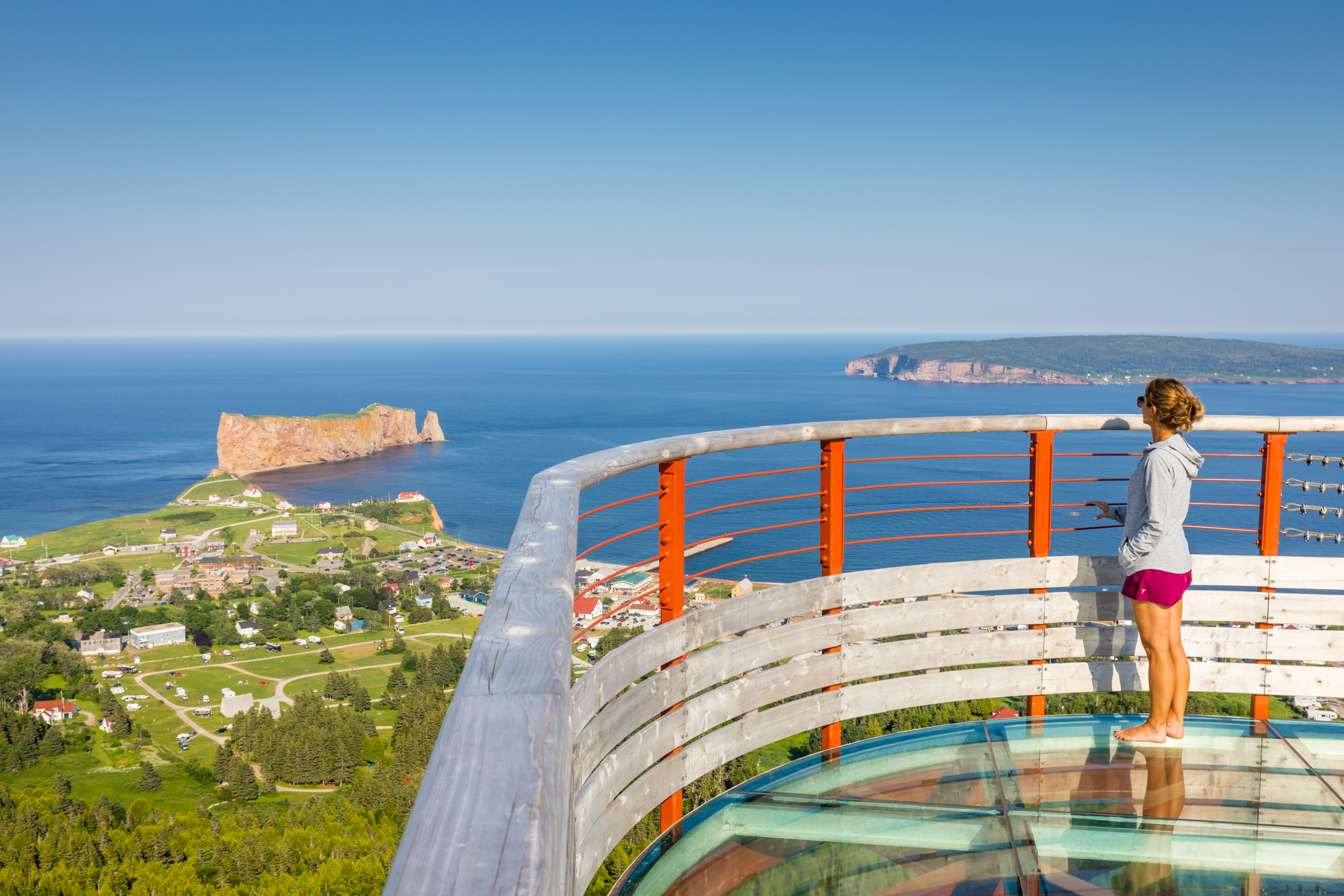 La plateforme vitrée suspendue au sommet du mont Sainte-Anne offre une vue imprenable sur Percé et ses environs. Crédit: Tourisme Gaspésie/Mathieu Dupuis - Camping Caravaning