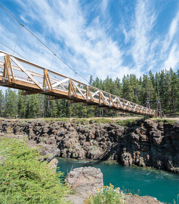 Un attrait aux alentours de Whitehorse : le canyon Miles et son pont suspendu. Courtoisie Gouvernement du Yukon - Camping Caravaning