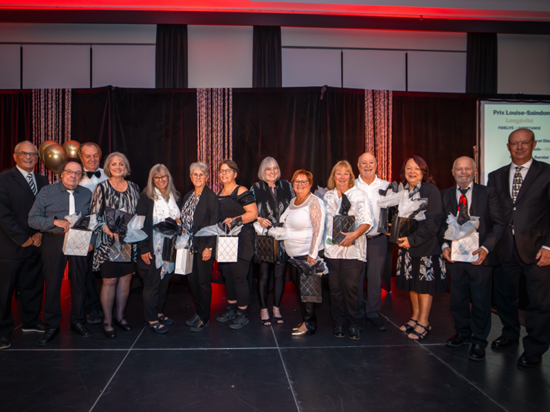 Yves Vermette (vice-président FQCC), Jean-Guy Renaud, Jasmine Brisson, Louise Maziade, Marie-Anne Bernier, Nancy Bissonnette, Lorraine D. Dion, Sylvie Lefebvre, Marie-Josée Rémillard,Pierre D’Avignon, Colette Martel, Denis Boudreau, (catégorie longévité 6 ans), Alain Boyer (président FQCC) - Magazine Camping Caravaning