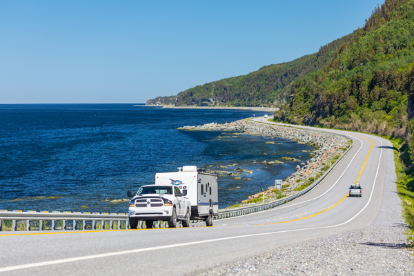 La route 132 côtoie le fleuve Saint-Laurent pour des panoramas époustouflants. Tourisme Gaspésie. Crédit: Mathieu Dupuis - Camping Caravaning