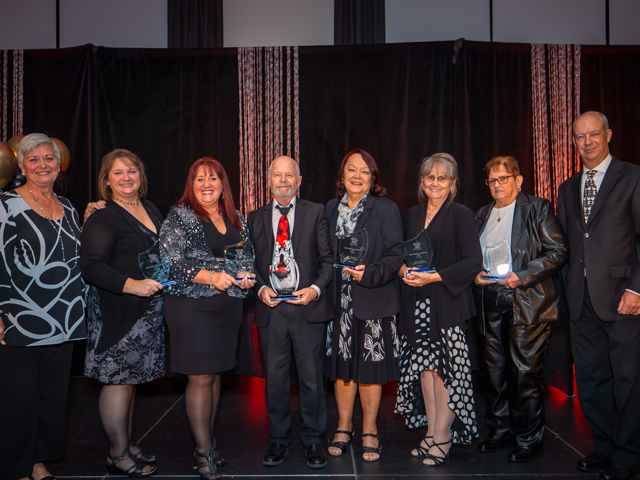 Francine Nault (ex-secrétaire FQCC), Prix Rhéaume-Boivin 1ère place - ARCC Montréal/Laval/Les Trois Lacs - Sylvie Tellier (présidente),Nathalie Leduc (vice-présidente), Denis Boudreau (secrétaire), Colette Martel (trésorière), Alain Boyer (président FQCC) - Magazine Camping Caravaning