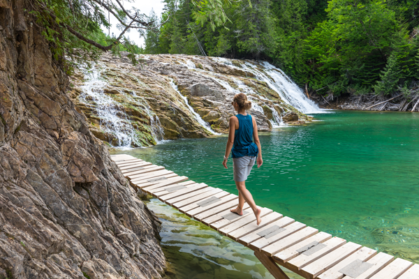 Une jolie chute vous attend au parc municipal de la Rivière Émeraude. Crédit: Tourisme Gaspésie/Mathieu Dupuis - Camping Caravaning