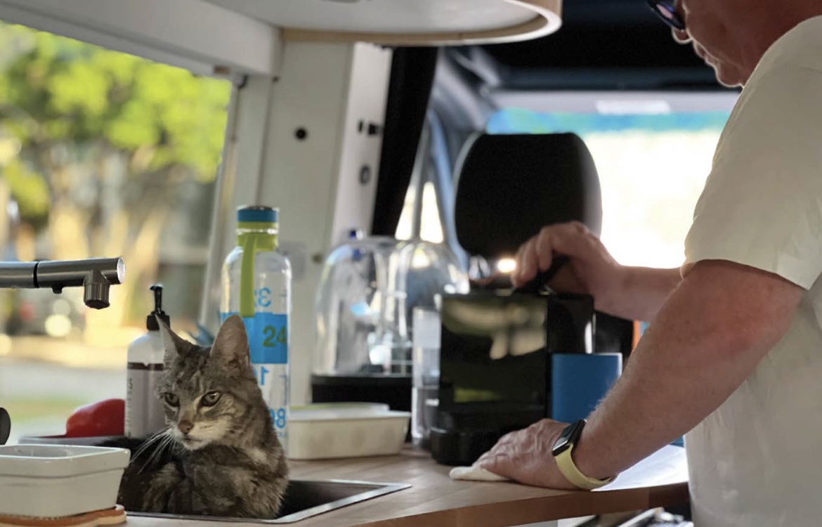 La chatte Lili avait élu domicile avec bonheur dans l’autocaravane. Elle a rendu l’âme au printemps, à l’âge de 18 ans. - Camping Caravaning
